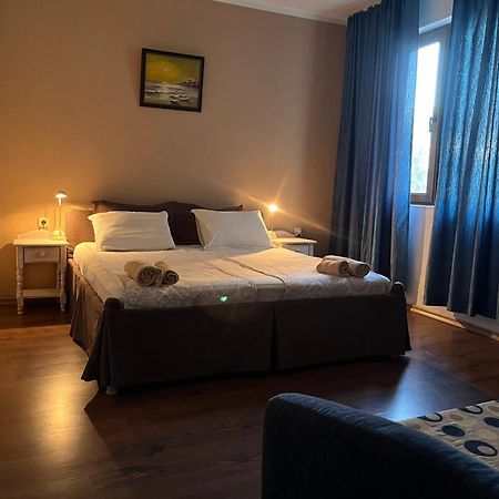 Paunovi Guest House Primorsko Bagian luar foto
