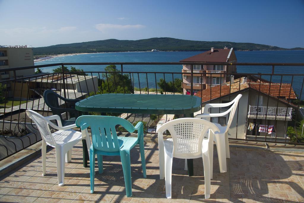 Paunovi Guest House Primorsko Bagian luar foto