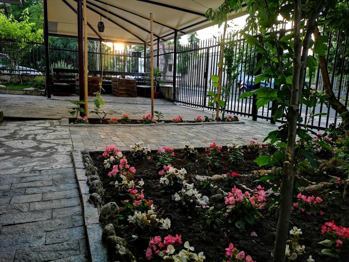 Paunovi Guest House Primorsko Bagian luar foto