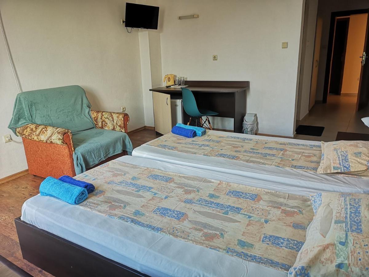 Paunovi Guest House Primorsko Bagian luar foto