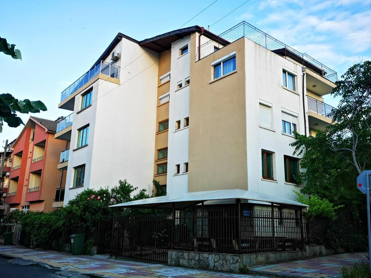 Paunovi Guest House Primorsko Bagian luar foto