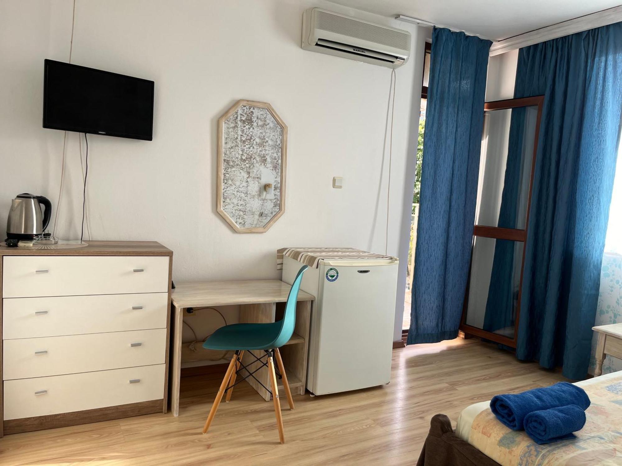 Paunovi Guest House Primorsko Bagian luar foto
