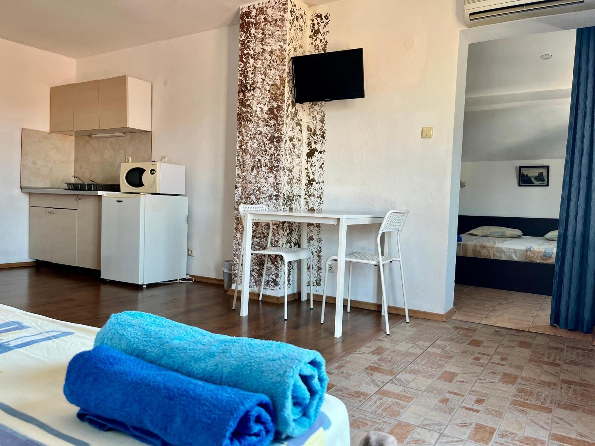 Paunovi Guest House Primorsko Bagian luar foto