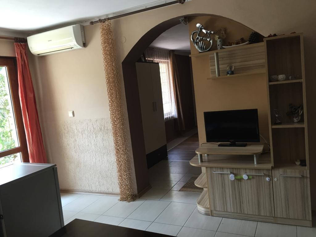 Paunovi Guest House Primorsko Bagian luar foto